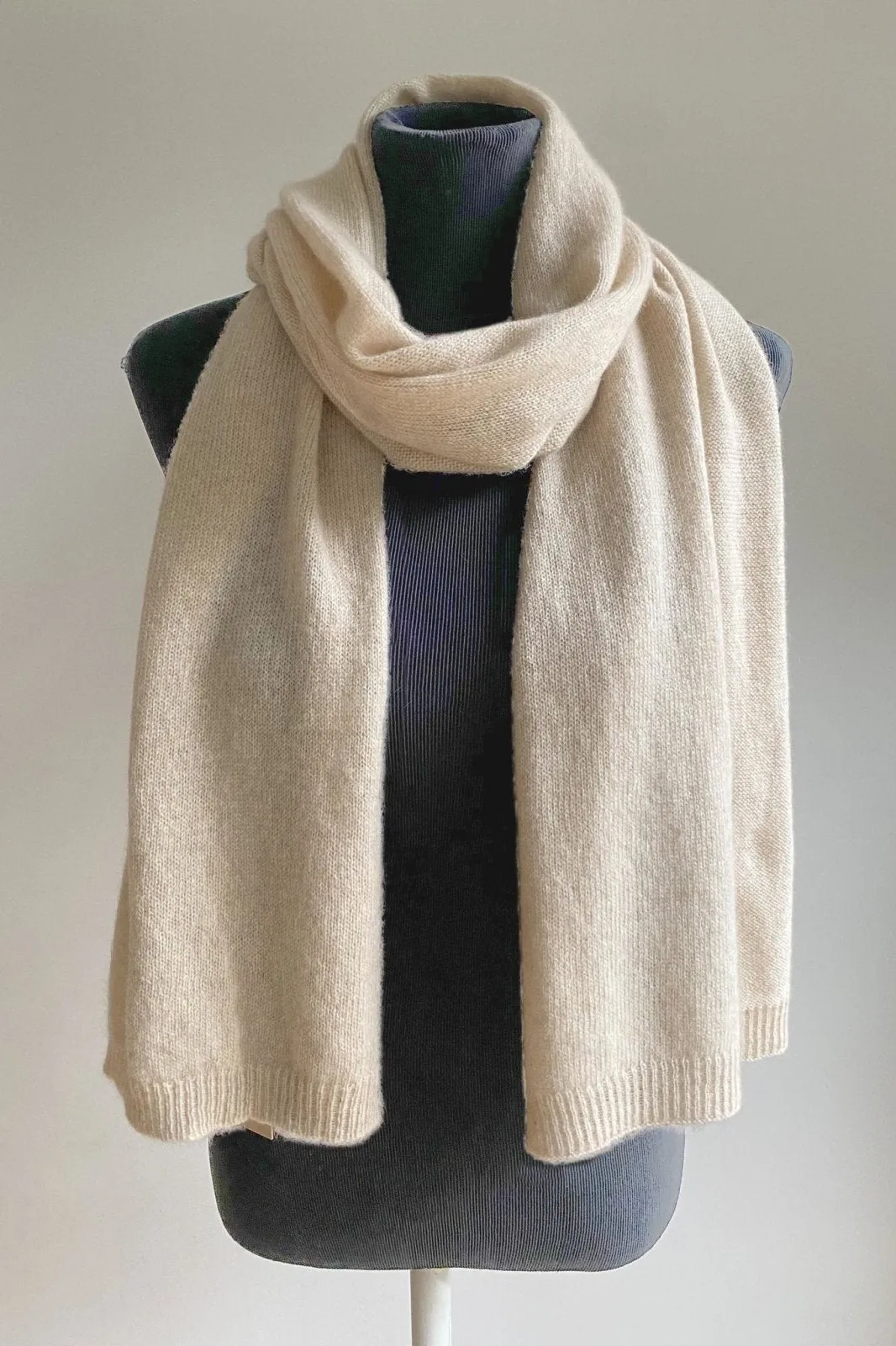 Cashmere scarf in beige for women