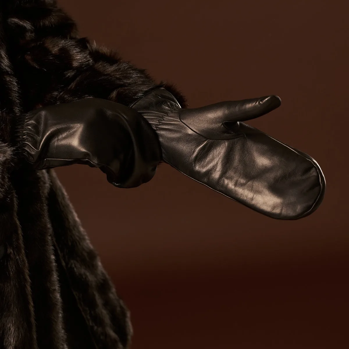 Gianetta (black) – Italian lambskin mittens with luxurious lambswool lining