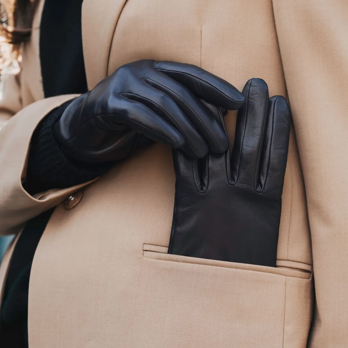 Isabella (black) - Italian lambskin leather gloves with cashmere lining & touchscreen feature